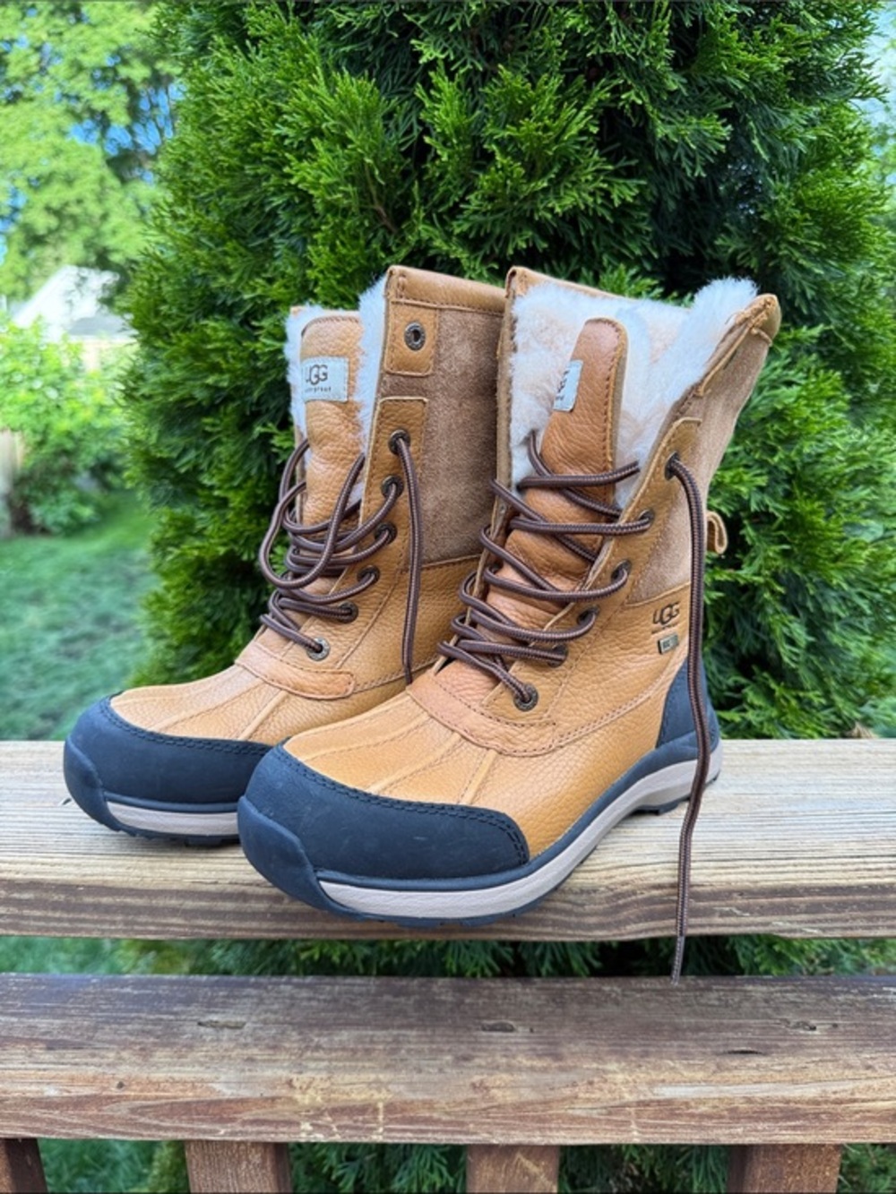 UGG Adirondack Tan and Black Lace-Up Insulated Winter Boot size 6